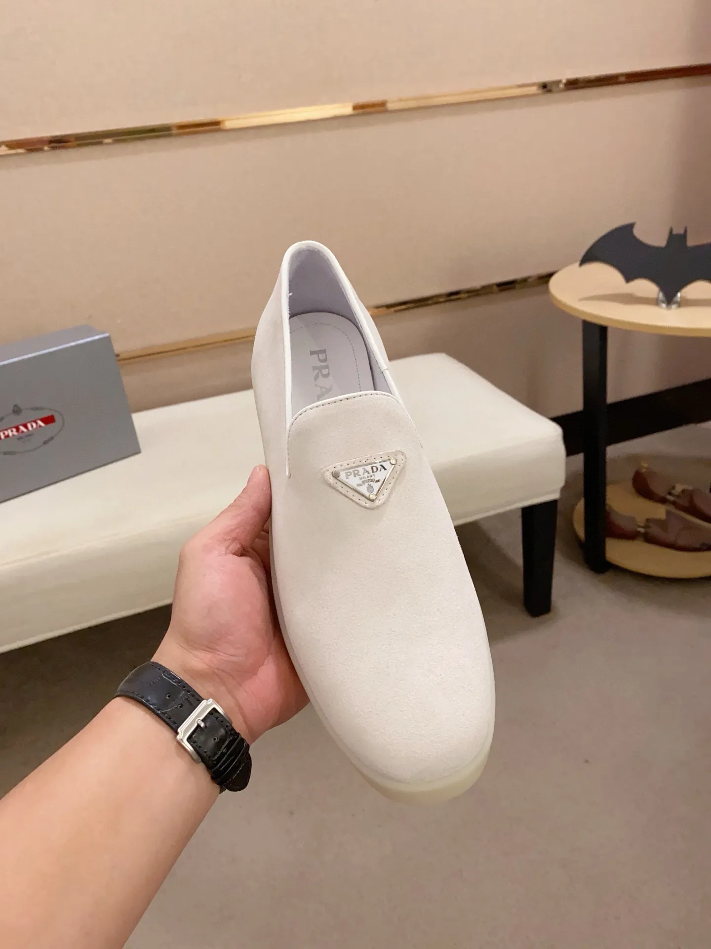 Men's shoes 💰 580💰 ✔️✔️✔️High-quality new PRADA counters are launched at the same time. The new men's shoes and 😘fabrics are selected from high-silk bald cowhide and are made by pure handicrafts. Lining: Full cowhide lining. 👍🏿 High-end ☄️ air-cushion molded anti-slip rubber outsole, exquisite lines, simple and elegant, comfortable and high-end for leisure travel. Code number: 38 to 44 (45 can be customized)